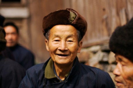 Portrait photo d'un vieil homme chinois de la minorité Miao