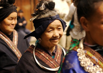 Portrait photo d'une vieille femme chinoise miao